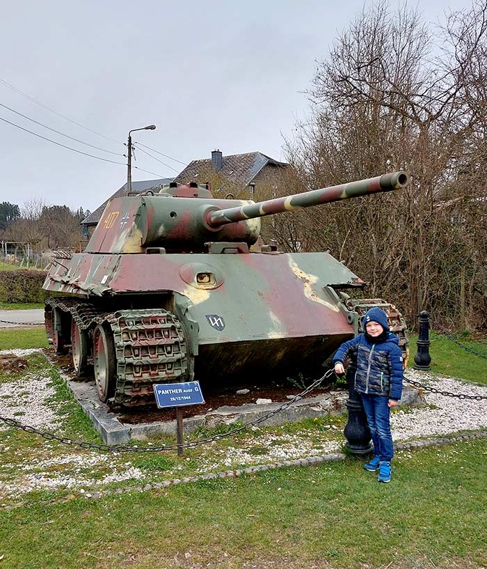 Le carrefour qui se trouve juste en face du musée, avec le char Panther allemand