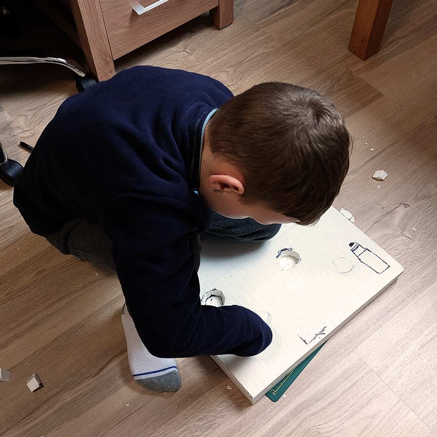 Creuser des trous dans le panneau XPS