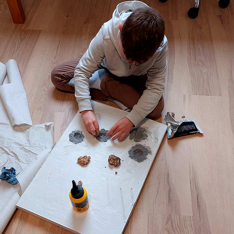 Trous moulés avec de la pâte durcissante et un morceau de granit. Ajout de petits caillous.