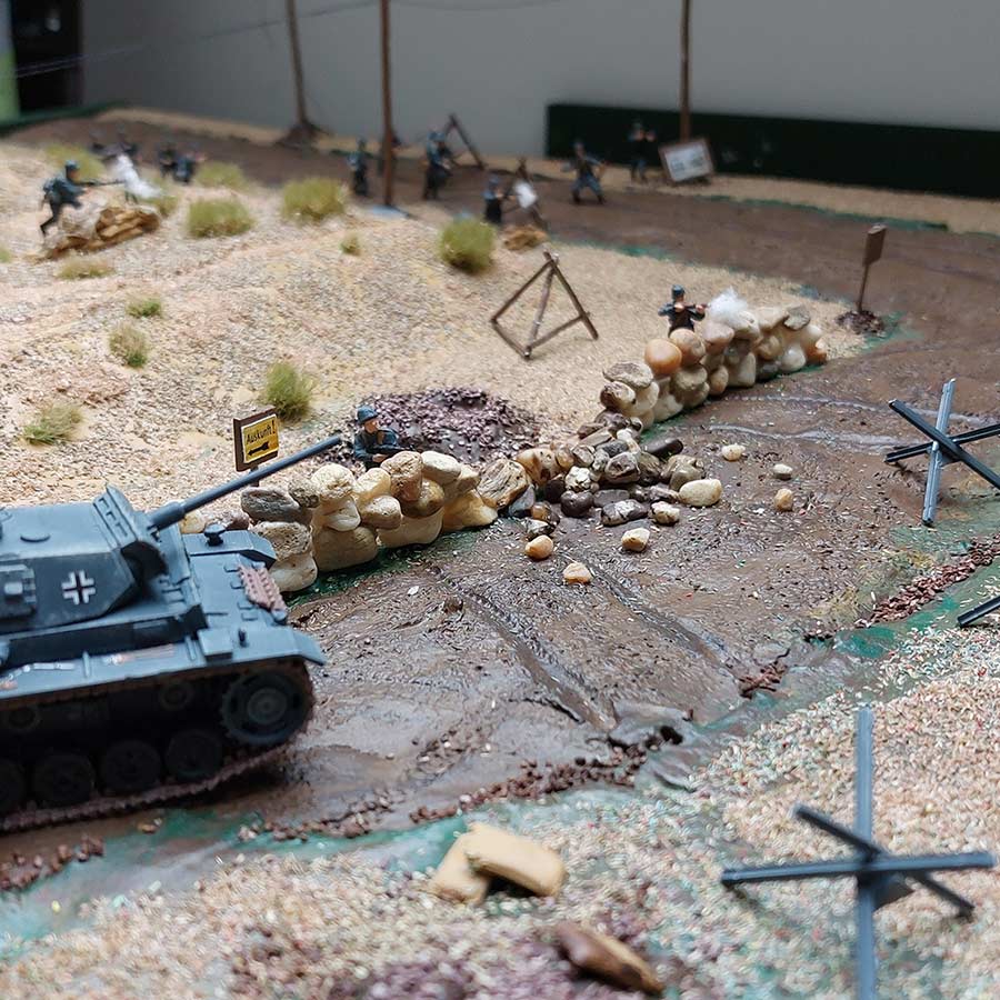 Détail : Panneaux d'indication et mur soufflé par un obus